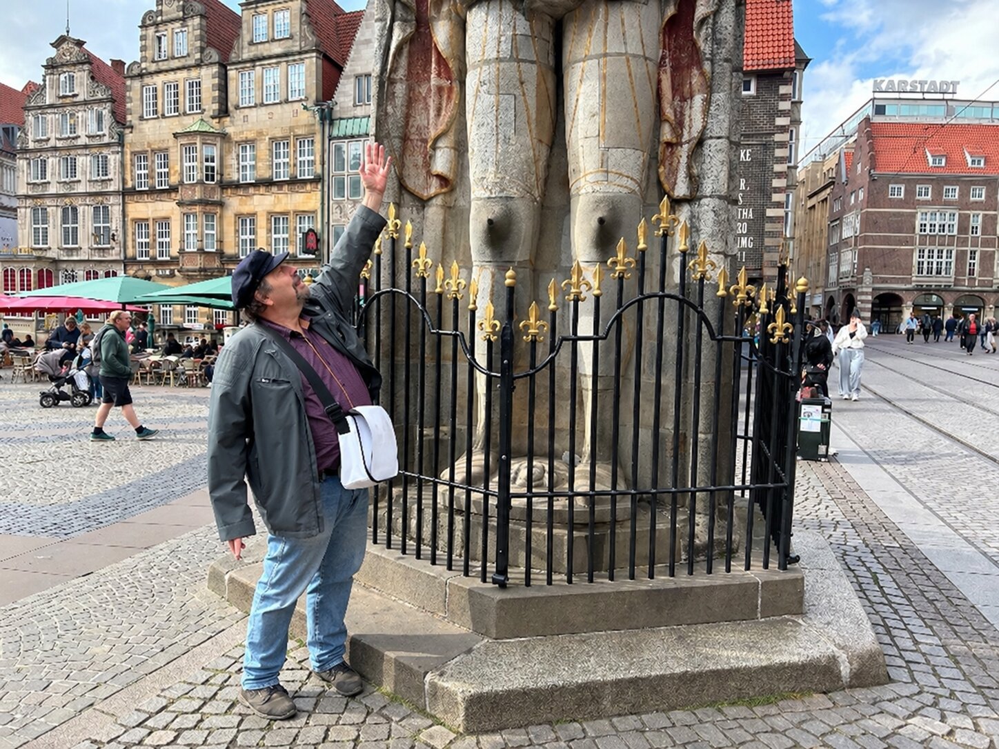 Horst erzählt am Roland auf dem Bremer Marktplatz