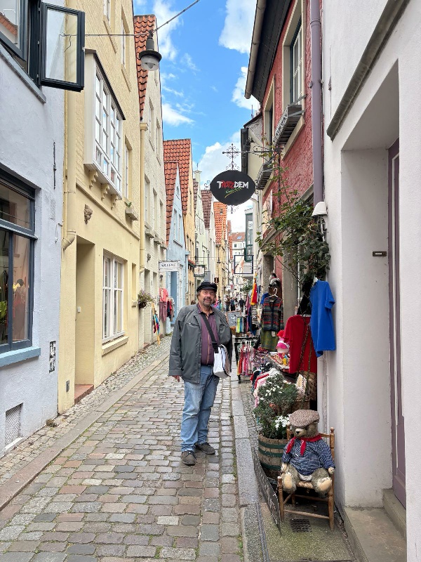 Schmale Gasse mit kleinen Häusern im Bremer Schnoor