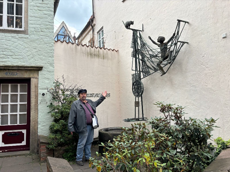 Horst zeigt eine ungewöhnliche Skulptur in der Bremer Altstadt